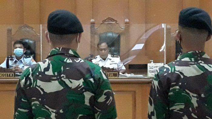 Oknum anggota TNI AD saat dihadirkan sebagai terdakwa kasus perusakan Polsek Ciracas di Pengadilan Militer II-08 Jakarta, Senin (24/5/2021).
