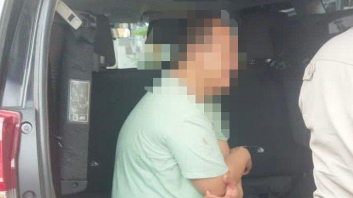 Terduga pelaku RNA yang nekat menganiaya istri dan anaknya di Depok. Ia diamankan warga dan pihak kepolisian, Selasa (1/11/2022).
