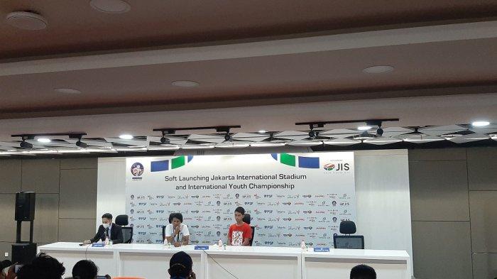 I Made Pasek Wijaya (tengah), pelatih Bali United U-18, saat memberikan keterangan pers di IYC 2021 di Stadion Jakarta International Stadium, Jumat (15/4/2022).