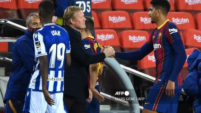 Pelatih Barcelona asal Belanda, Ronald Koeman, mengucapkan selamat kepada bek Barcelona asal Uruguay Ronald Araujo (kanan) pada pertandingan sepak bola liga Spanyol antara FC Barcelona melawan Real Sociedad di stadion Camp Nou di Barcelona pada 16 Desember 2020.