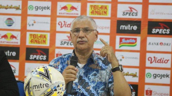 Pelatih kepala Persija Jakarta, Edson Tavares saat menghadiri sesi jumpa pers setelah pertandingan di Stadion Patriot Candrabhaga, Bekasi, Rabu (16/10/2019).