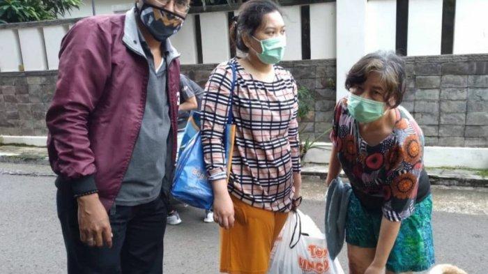 Dinas KPKP menindak lanjuti laporan warga mengenai hewan kesayangan yang terdampak banjir di Jalan Pulo Raya, Kebayoran Baru, Jakarta Selatan.