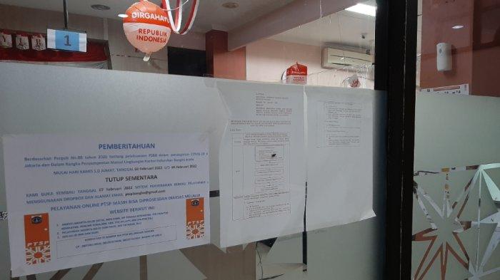 Pelayanan tatap muka di Kantor Kelurahan Bangka, Mampang Prapatan, Jakarta Selatan ditiadakan sementara setelah ditemukan kasus Covid-19, Kamis (3/2/2022).