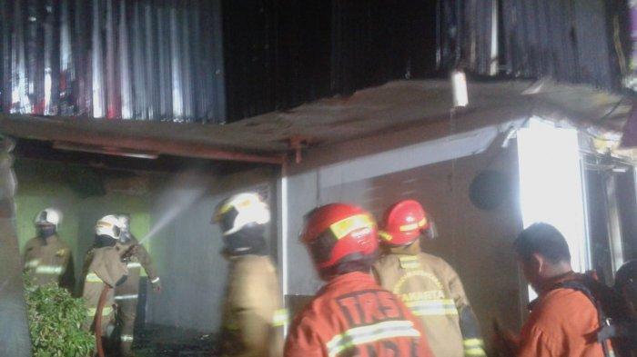 Personel Damkar Jakarta Timur saat proses pemadaman api restoran yang terbakar di Pulogadung, Minggu (13/12/2020)