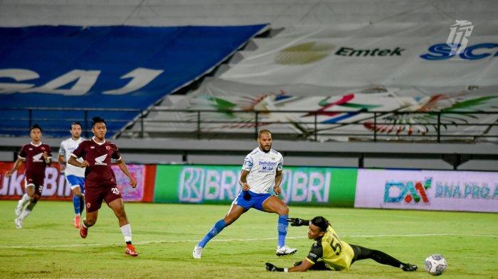 Pemain Persib Bandung David da Silva mencetak gol cepat di detik 12 saat laga melawan PSM Makassar Liga 1 2021/2022 di Stadion Kapten I Wayan Dipta, Gianyar, Bali, Selasa (22/2/2022) malam. Pertandingan berakhir 2-0 untuk kemenangan Persib.