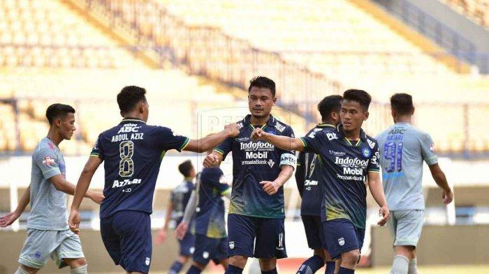 Pemain Persib Navy merayakan gol ke gawang Persib Abu-abu