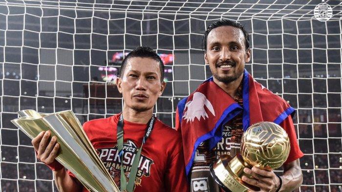 Pemain Persija Jakarta Ismed Sofyan dan Rohit Chand. Kedua pemain tersebut termasuk pemain yang paling lama membela Persija Jakarta.