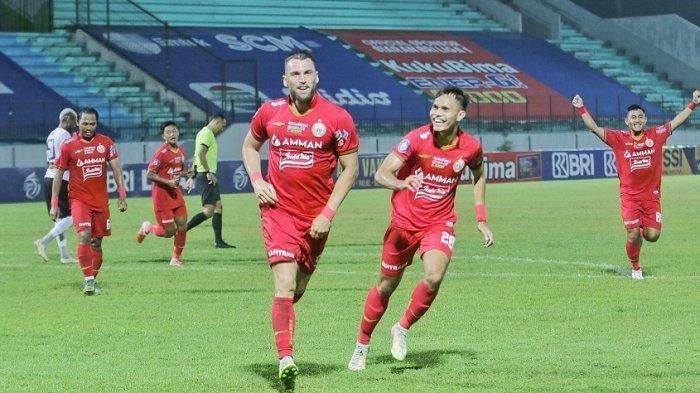 Pemain Persija Jakarta, Marco Simic saat melakukan selebrasi Gol untuk kemenangan Persija Jakarta 3-0 atas Madura United dalam Liga BRI 1 di Stadion Moch Soebroto Magelang, Jawa Tengah, Jumat (22/10/21). Persija Jakarta unggul atas Madura United. Marco Simic menyumbang dua gol para menit 20' dan 54'.