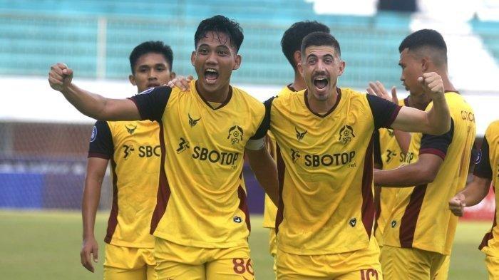 Pemain Persikabo 1973, Bruno de Arujo (kanan) , dan Tegar Infantrie Sukamto melakukan selebrasi setelah mencetak gol ke gawang Rans Nusantara FC saat pertandingan Liga 1 2022/2023 di Stadion Maguwoharjo, Sleman, Jawa Tengah, Jumat (9/12).