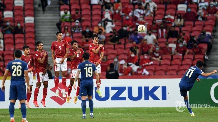 Pemain Timnas Thailand Bordin Phala (kanan) melakukan tendangan bebas saat pertandingan leg pertama final sepak bola AFF Suzuki Cup 2020 antara Timnas Indonesia Vs Thailand di Stadion Nasional Singapura. Rabu (29/12/2021).