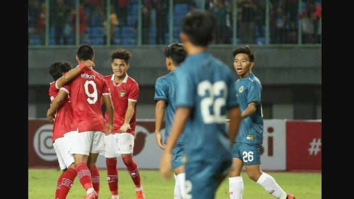 Pemain Timnas Indonesia U-19 merayakan gol Hokky Caraka ke gawang Brunei Darussalam pada matchday kedua Grup A Piala AFF U-19 2022 di Stadion Patriot, Senin (4/7/2022) malam WIB.