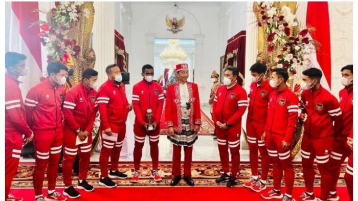 Pemain Timnas U-16 dijamu Presiden Joko Widodo di sela upacara HUT Ke-77 Kemerdekaan RI pada Rabu (17/8/2022).