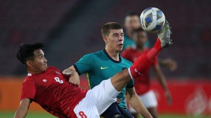 Pemain Timnas U23 Indonesia, Witan Sulaeman, berjibaku dengan pemain Timnas U23 Australia dalam Kualifikasi Piala Asia U-23 2022, Selasa (26/10/2021).