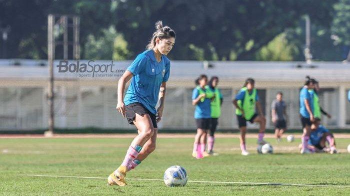 Pemain Timnas wanita Indonesia, Zahra Muzdalifah (kanan), sedang menguasai bola dalam latihannya di Stadion Madya, Senayan, Jakarta, 7 Januari 2022.