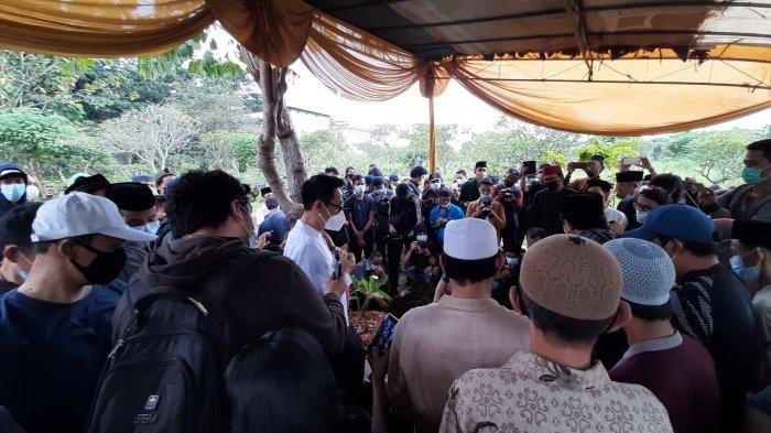 Pemakaman jenazah Sapri Pantun di TPU Ulujami, Pesanggrahan, Jakarta Selatan, Selasa (11/5/2021).