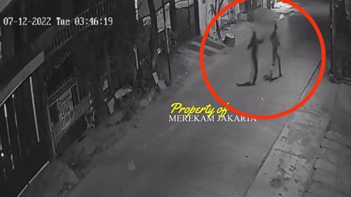 Penganiayaan sadis di Jalan Kebon Bawang VII, Kelurahan Kebon Bawang, Tanjung Priok, Jakarta Utara, Selasa (13/7/2022) sekitar pukul 03.46 WIB, terekam kamera CCTV. Seorang pemuda yang sedang memainkan handphone depan rumah di jalan tersebut tiba-tiba diserang orang tak dikenal dengan dibacok berkali-kali hingga tewas.