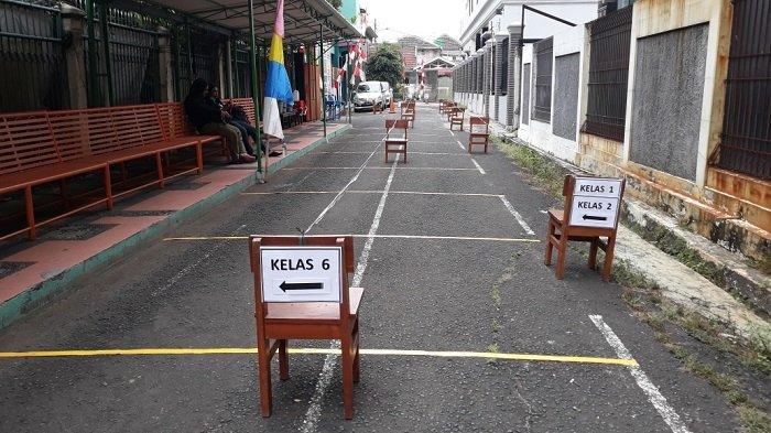 Pembagian alur masuk SDN Rawamangun 12 Pagi yang disiapkan untuk pembelajaran tatap muka (PTM) di Pulogadung, Jakarta Timur, Minggu (29/8/2021).