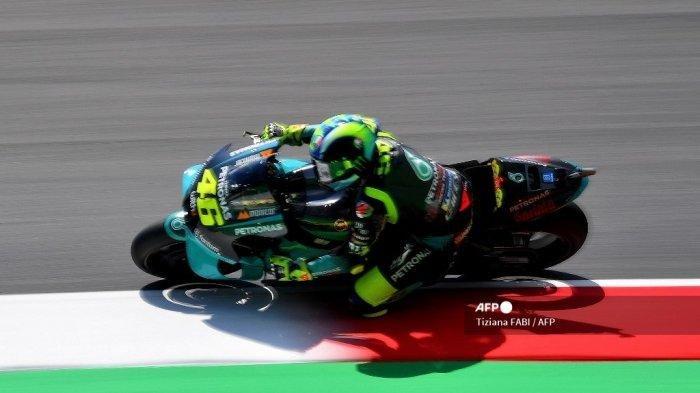 Pembalap Italia Petronas Yamaha SRT, Valentino Rossi, mengendarai selama sesi latihan bebas untuk Grand Prix Moto GP Italia di trek balap Mugello pada 28 Mei 2021 di Scarperia e San Piero.