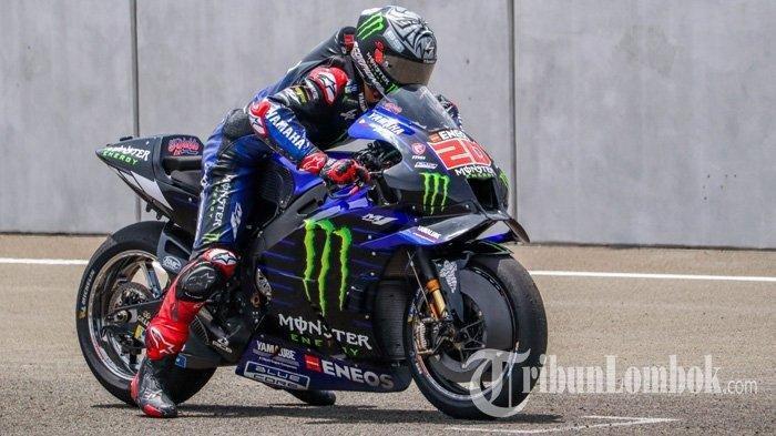 Pembalap Monster Energy Yamaha MotoGP Fabio Quartararo sedang berlatih start di Sirkuit Mandalika Minggu (13/2/2022) saat sesi tes pramusim MotoGP.