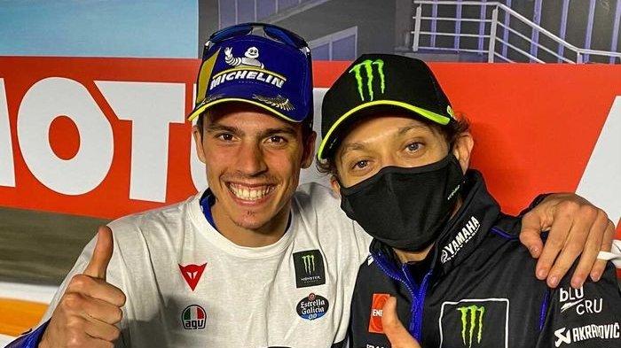 Pembalap Suzuki Ecstar, Joan Mir (kiri), berpose dengan Valentino Rossi (Monster Energy Yamaha) usai menjadi juara dunia MotoGP 2020 di Valencia, Spanyol, Minggu (15/11/2020).
