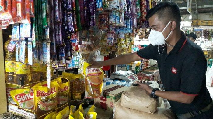 Pembeli saat berbelanja minyak goreng kemasan di Pasar Cibubur, Kecamatan Ciracas, Jakarta Timur, Kamis (25/11/2021).
