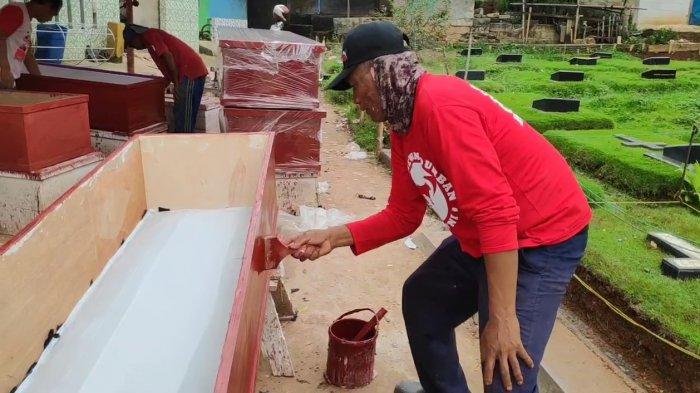 Proses pembuatan peti mati untuk jenazah pasien Covid-19 di Duren Sawit, Jakarta Timur, Rabu (23/6/2021).