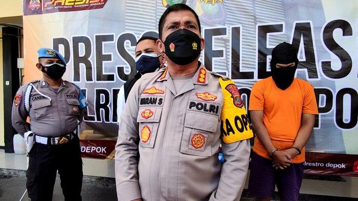 Kapolres Metro Depok, Kombes Pol Imran Edwin Siregar (tengah), didampingi Kasat reskrim Polres Metro Depok, AKBP Yogen Heroes Bruno, memimpin ungkap kasus pembunuhan wanita dalam kamar kontrakan, Senin (12/7/2021).