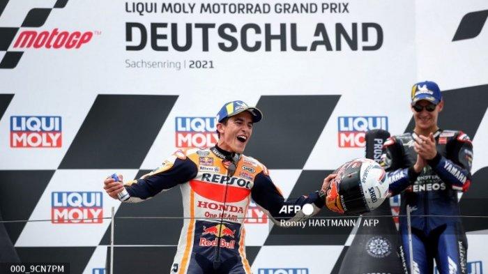 Pemenang Honda pembalap Spanyol Marc Marquez (kiri) disambut oleh pebalap Yamaha Prancis peringkat ketiga Fabio Quartararo (kanan) saat ia merayakan di podium setelah Grand Prix MotoGP Jerman di sirkuit balap Sachsenring di Hohenstein-Ernstthal dekat Chemnitz, Jerman timur, pada 20 Juni 2021.