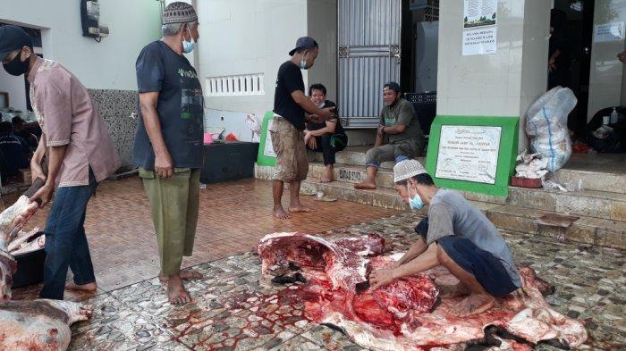 Proses pemotongan daging hewan kurban di Masjid Jami Al-Akhyar, Kelurahan Gedong sebelum didistribusikan ke warga di Pasar Rebo, Jakarta Timur, Rabu (21/7/2021).