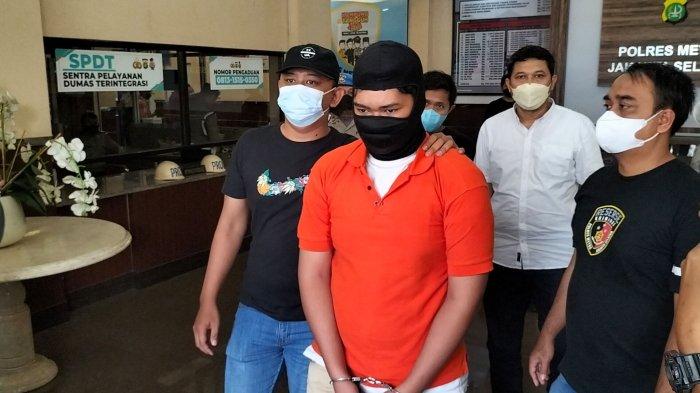 Pemuda berinisial MAZ (19) yang menabrak polisi, Bripka HY, di depan Masjid Al-Azhar, Jalan Sisingamngaraja, Kebayoran Baru, Jakarta Selatan, ditetapkan sebagai tersangka dan digiring petugas di Polres Metro Jakarta Selatan, Jumat (10/6/2022).