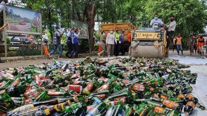 Pemusnahan ribuan botol minuman keras di halaman Balai Kota Depok, Rabu (30/12/2020).