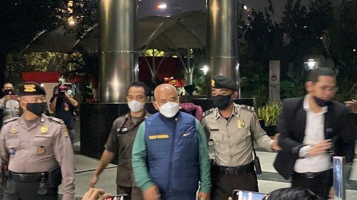 Wali Kota Bekasi Rahmat Effendi yang terjaring operasi tangkap tangan (OTT) akhirnya tiba di Gedung Merah Putih Komisi Pemberantasan Korupsi (KPK) Jakarta, Rabu (5/1/2022) malam.