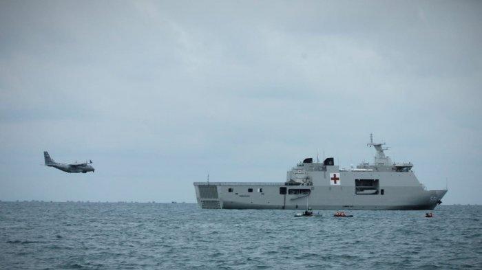 Penampakan Pesawat CN-235 MPA milik TNI AL yang digunakan untuk mendeteksi lokasi jatuhnya pesawat Sriwijaya Air SJ 182 dari udara. Di dekatnya terlihat KRI Semarang 594 di laut Kepulauan Seribu pada Kamis (14/1/2021).