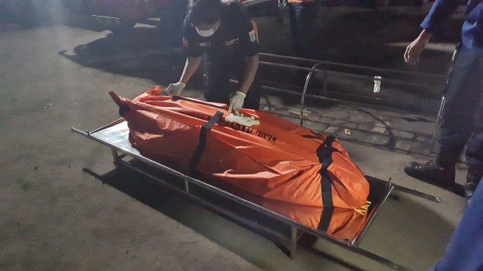 Penemuan jasad pria mengambang di pos pompa SDA di kawasan Grogol Petamburan, Jakarta Barat pada Jumat (31/12/2021).