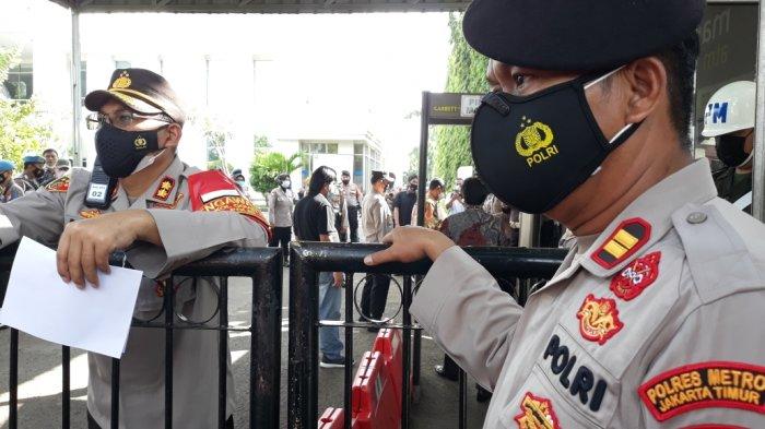 Tampak penjagaan aparat di Pengadilan Negeri Jakarta Timur saat sidang putusan Rizieq Shihab, Kamis (27/5/2021).