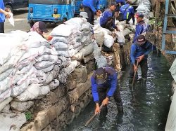 Saluran Air yang Dikeruk di Jalan Bidara Hasilkan 2000 Karung Sedimen