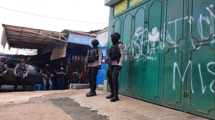 Suasana penggeledahan di rumah terduga teroris di Jalan Raya Cikarang Cibarusah, Kecamatan Serang Baru, Kabupaten Bekasi, Senin (29/3/2021).