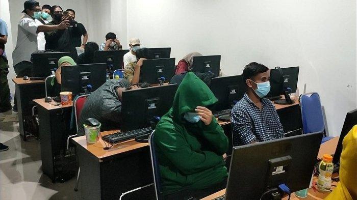 Penggerebekan kantor pinjaman online (Pinjol) ilegal di pulau reklamasi di Ruko Palladium Blok G7, Golf Island, PIK, Penjaringan, Jakarta Utara, Rabu (26/1/2022).