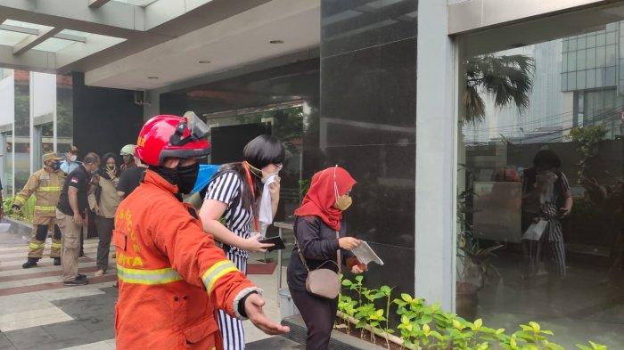 Penghuni Apartemen Tamansari Sudirman, Setiabudi, Jakarta Selatan dievakuasi saat terjadi kebakaran pada Minggu (4/4/2021).