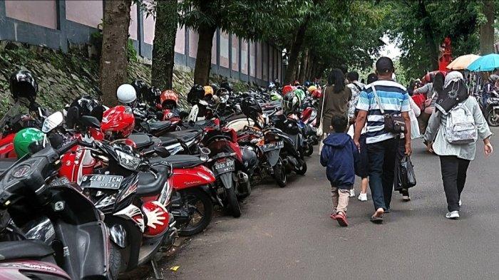 Tak sedikit pengunjung Taman Margasatwa Ragunan, memilih parkir di pinggir jalan karena terjaring ganjil-genap, Minggu (26/12/2021).