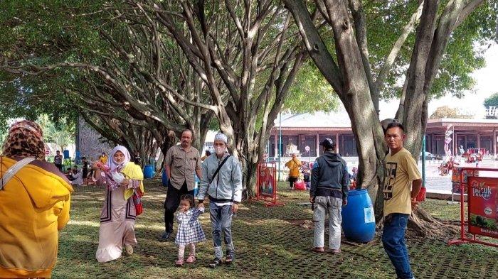 Pengunjung Taman Mini, Jumat (31/12/2021).