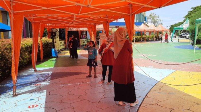 Sebelum masuk, pengunjung Transera Waterpark Bekasi harus mengantre di titik-titik sesuai marka untuk memastikan jarak aman. Penerapan protokol kesehatan dilakukan secara ketat.