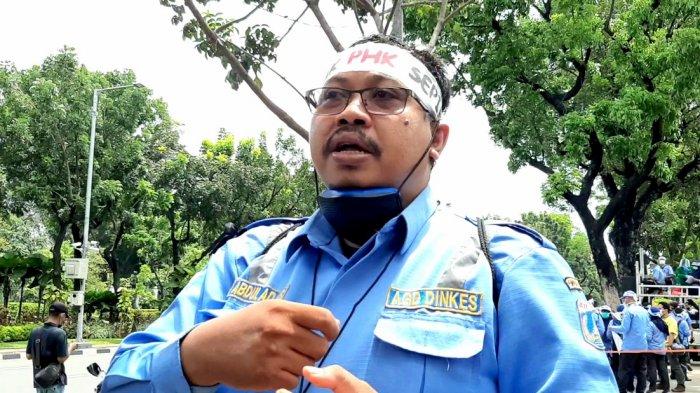 Pengurus AGD bidang Advokasi, Abdul Adjis, saat diwawancarai awak media, di depan Gedung Balai Kota Jakarta, Kamis (22/10/2020).