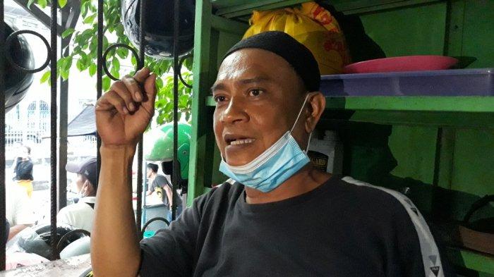 Pengurus Musala Al-Amin, Parman (52) saat memberi keterangan aksi pelecehan seksual yang menimpa jemaah perempuan di Jatinegara, Jakarta Timur, Jumat (4/6/2021).