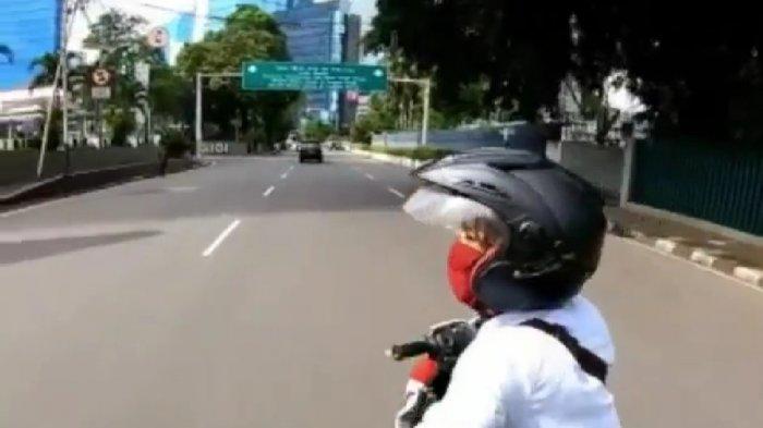 Tangkapan layar sosok penjambret ponsel pengendara skuter listrik, di Jalan Pamekasan, MH Thamrin, Kecamatan Menteng, Jakarta Pusat, Selasa (15/12/2020).