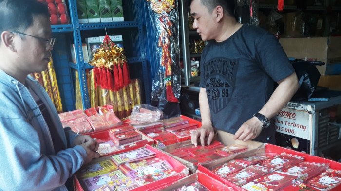 Lim Djhoni salah seorang penjual pernak pernik Imlek di Pasar Pagi Lama mengatakan, amplop angpau banyak diminati para konsumen, Jumat (2/2/2018) Tribun Jakarta.com/Satrio Sarwo Trengginas