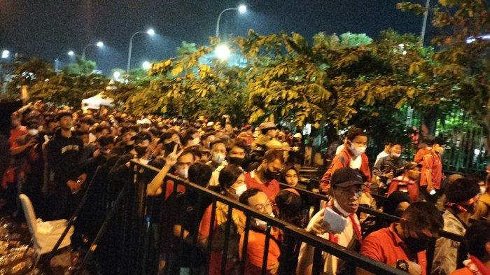 Antrean masuk penonton di Stadion Patriot Candrabhaga jelang laga Indonesia vs Thailand di Piala AFF U-19, Rabu (6/7/2022).