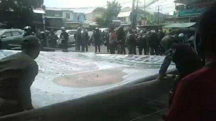 Penurunan baliho bergambar wajah Habib Rizieq di Setiabudi, Jakarta Selatan