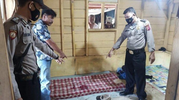 Sejumlah anggota polisi saat berada di tempat kejadian perkara (TKP) insiden penusukan terhadap rekan kerja sendiri di Kabupaten Padang Pariaman, Sumatera Barat, Minggu (16/5/2021).