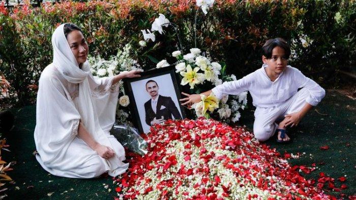Penyanyi Bunga Citra Lestari (BCL) dan anaknya Noah saat pemakaman Ashraf Sinclair di San Diego Hills, Karawang, Selasa (18/2/2020). Ashraf meninggal dunia Selasa (18/2/2020) pagi, karena serangan jantung.